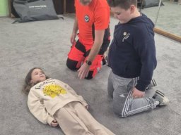 Rok szkolny 2025-2026 - 70 - Zajecia z ratownikiem medycznym w swietlicy